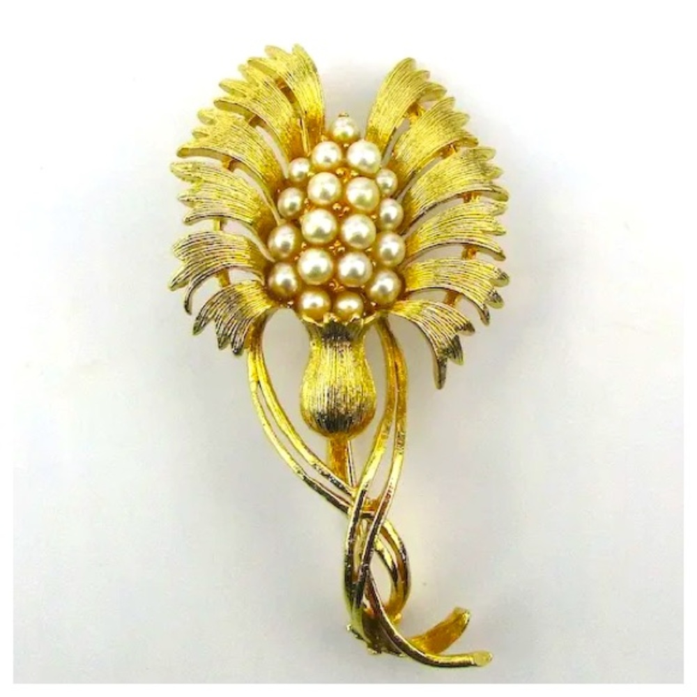STUNNING Vintage LISNER Flower Brooch, Faux Pearls in Gilt Leaves, 3”x 1.5” - Picture 2 of 5